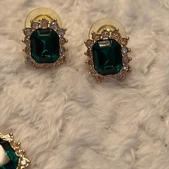 Vintage Gold Tone Simulated Diamonds & Emerald Pendant & Studd Earrings - Picture 4 of 7